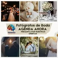 Pareja mostrando anillos de boda